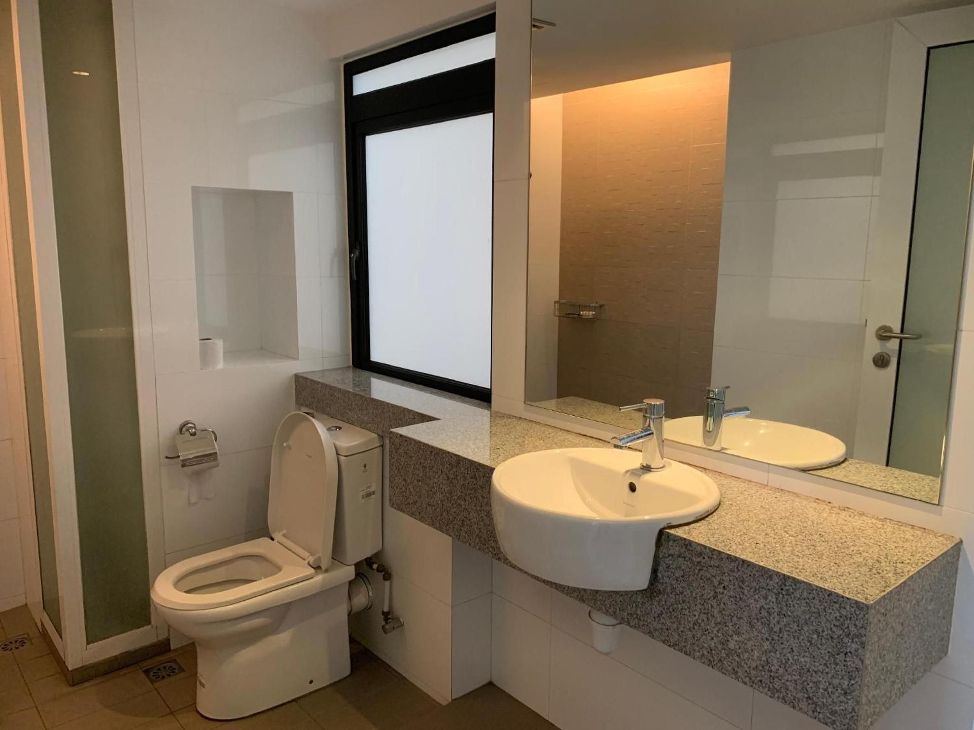 Deluxe One-Bedroom Apartment
