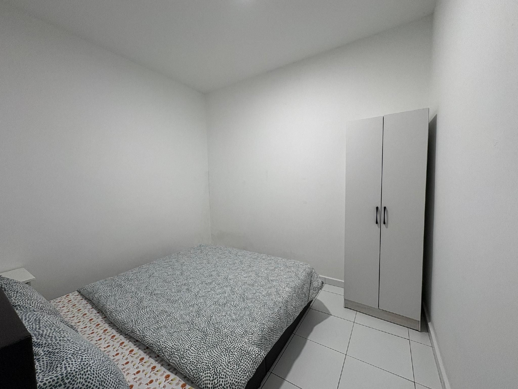 Queen Bed Room - 1 Bed, No shower, No Bathtub