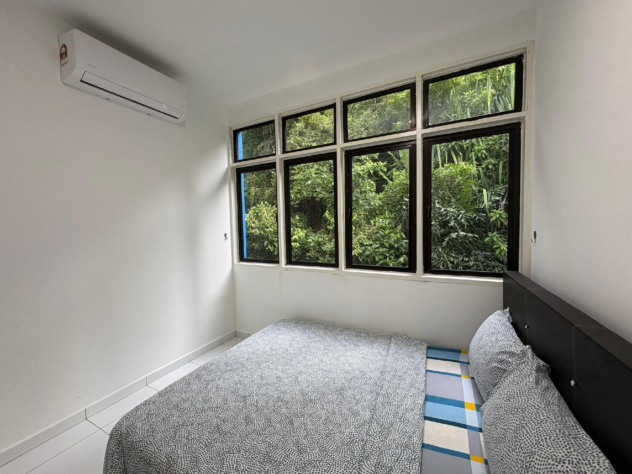 Standard - 1 Bed Queen Non-Smoking