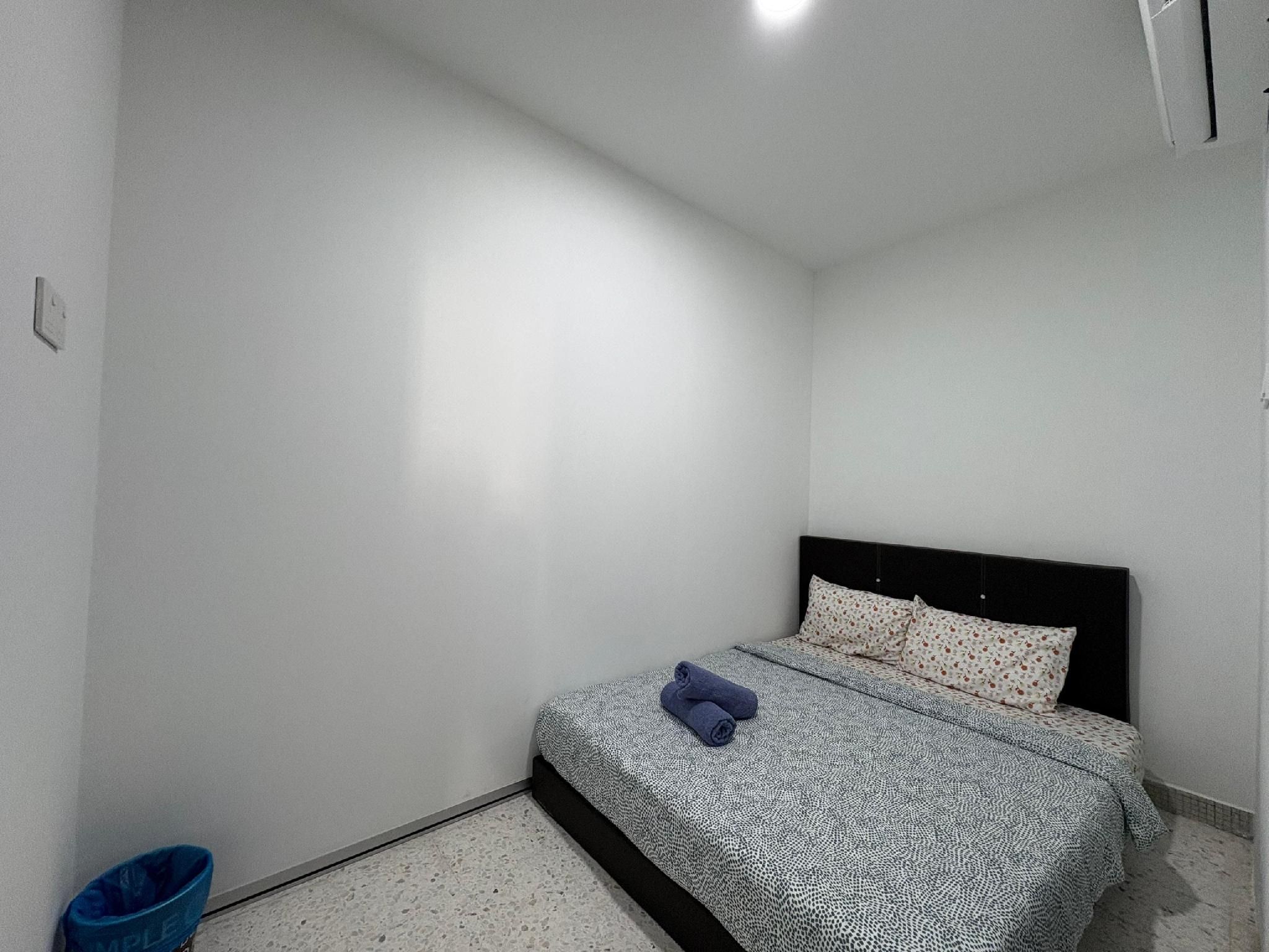 Queen Bed Room - 1 Bed, No shower, No Bathtub