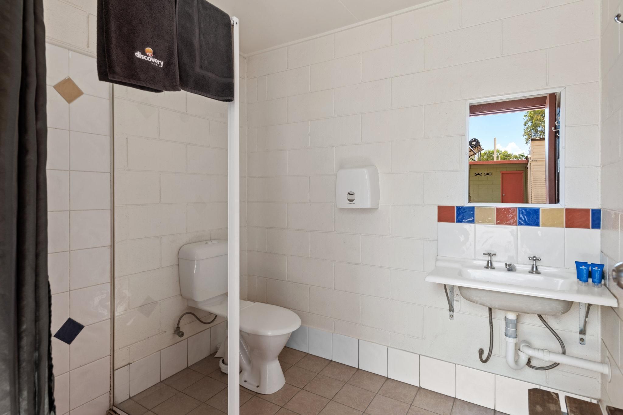 Discovery Parks - Mount Isa Economy Cabin - External Ensuite 2