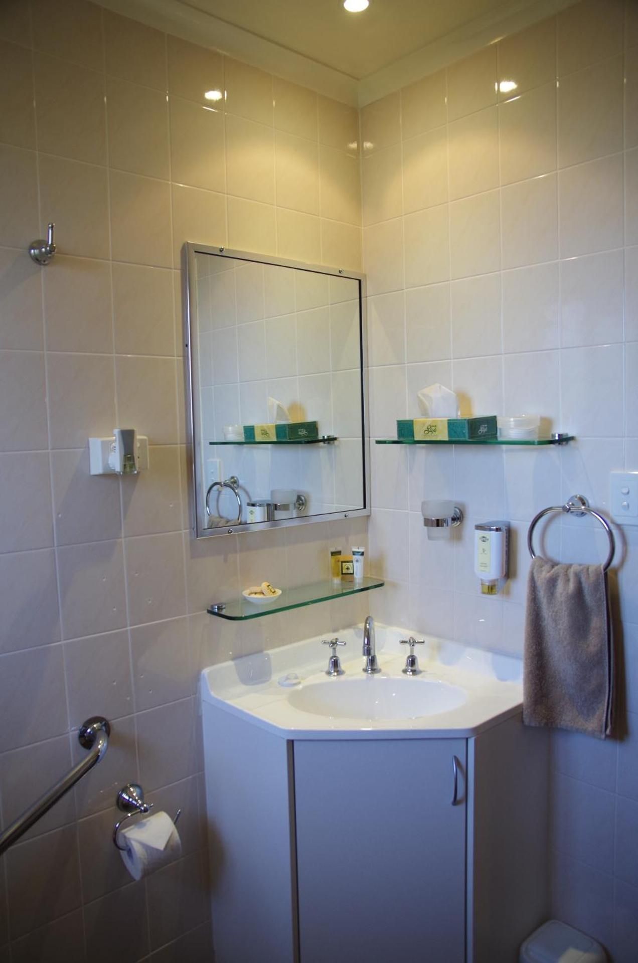 Stannum Lodge Motor Inn Queen Room 3