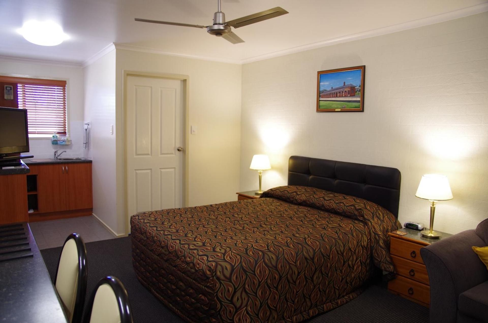 Stannum Lodge Motor Inn Queen Room 2