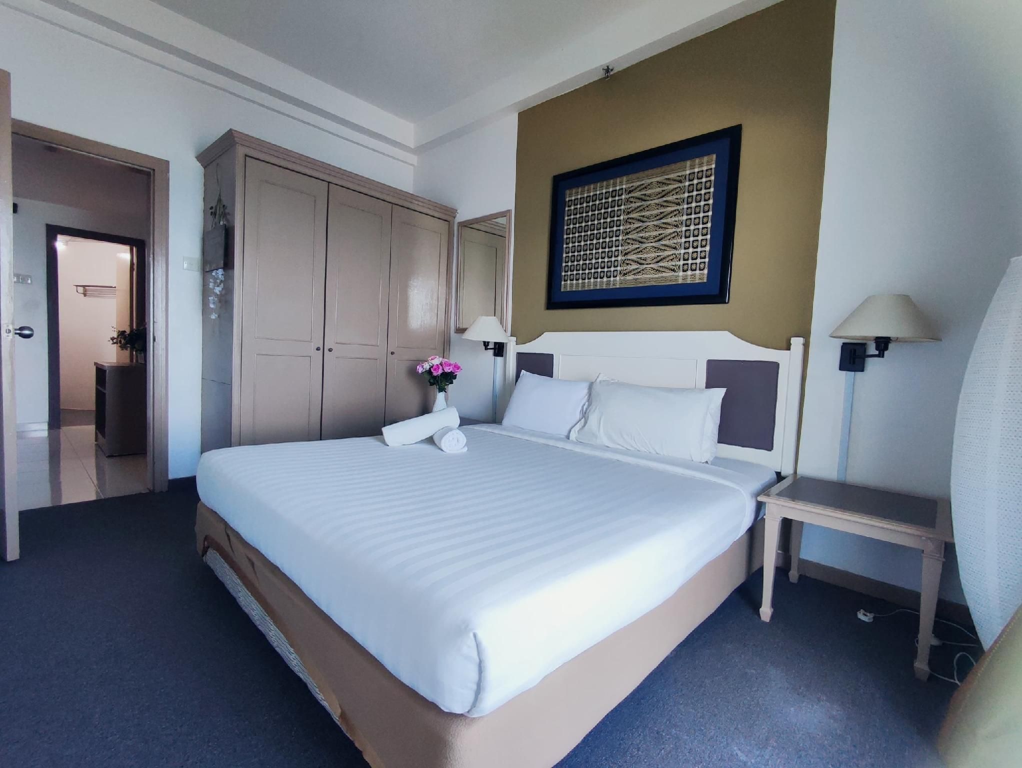 Three - Bedroom Premier Apartment with Sea View