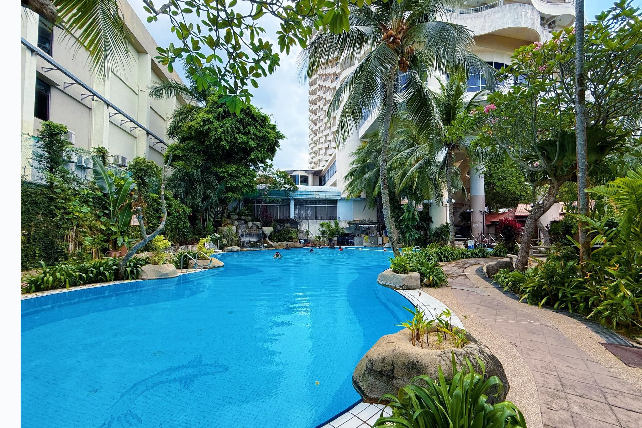 swimming pool [outdoor]