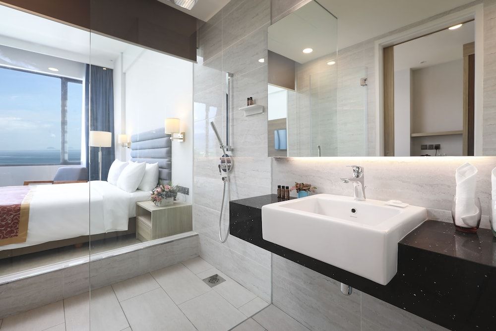 Hompton by the Beach Penang Deluxe Room 5