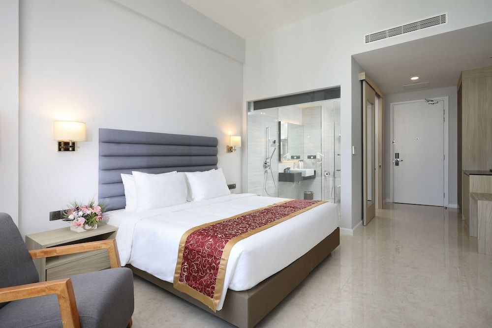 Hompton by the Beach Penang Deluxe Room 2