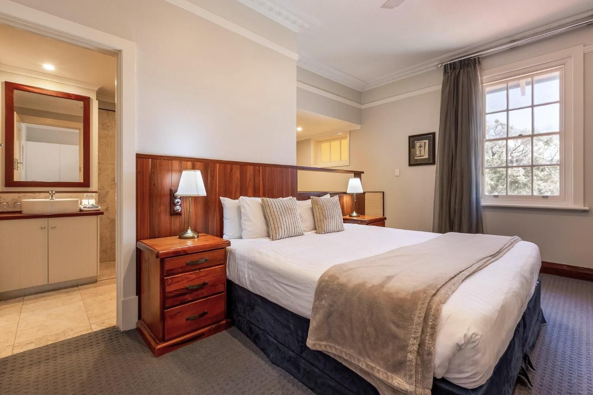 Deluxe Queen Suite with Spa Bath