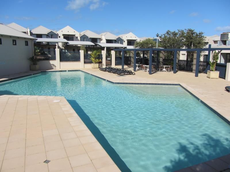 swimming pool [outdoor]