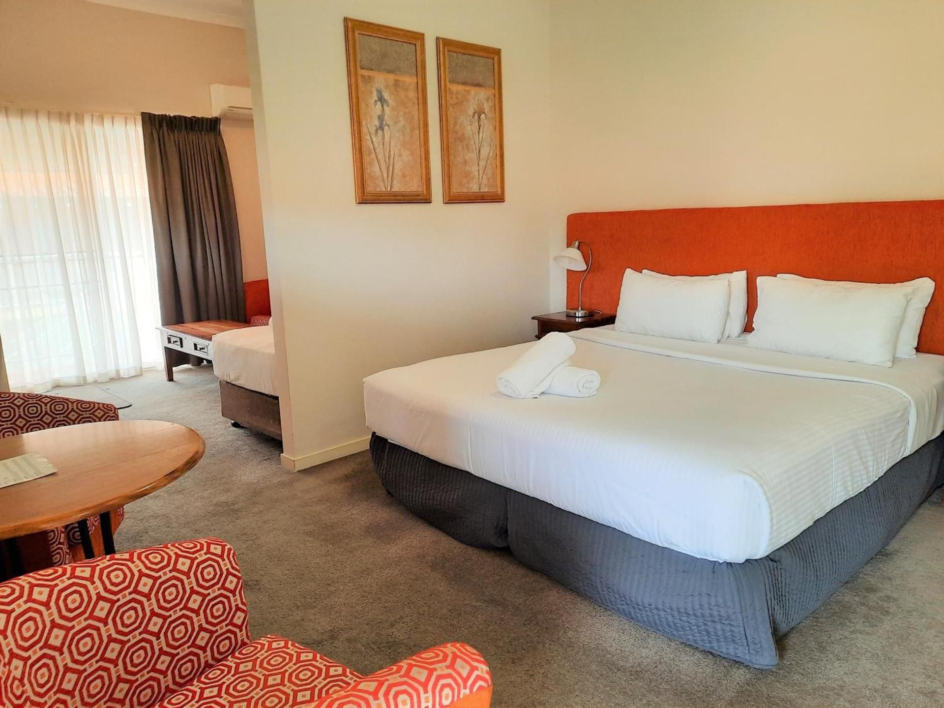 Higgins Lane Motel Triple Room