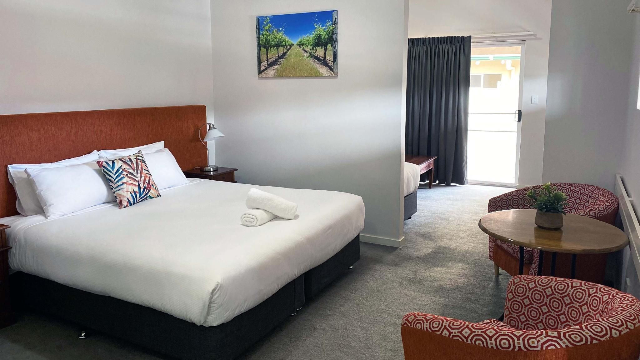 Higgins Lane Motel Triple Room 2