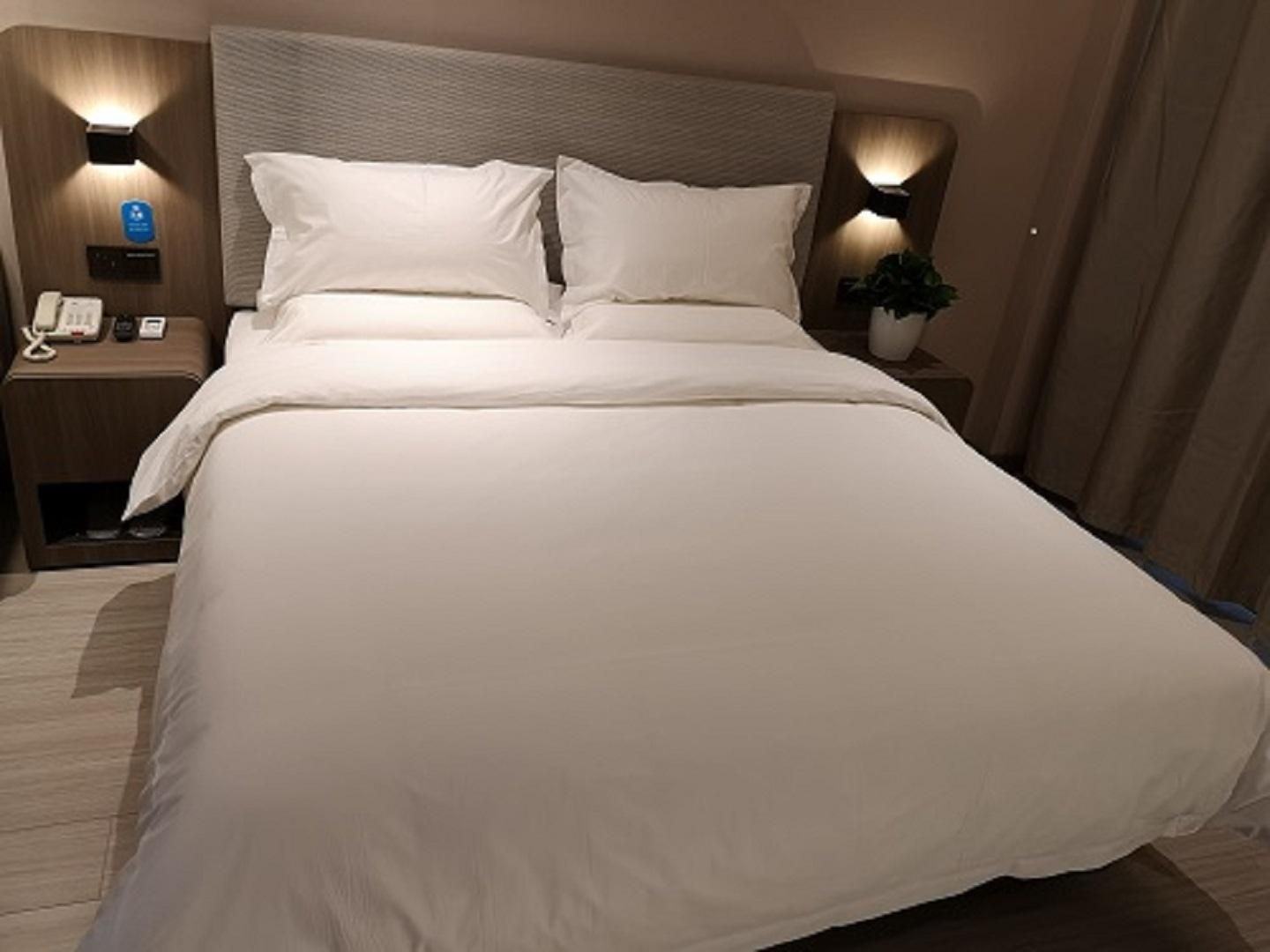 Huazhu - Room With Bed