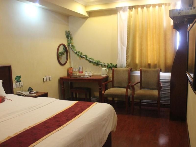 Hotel Queen Room