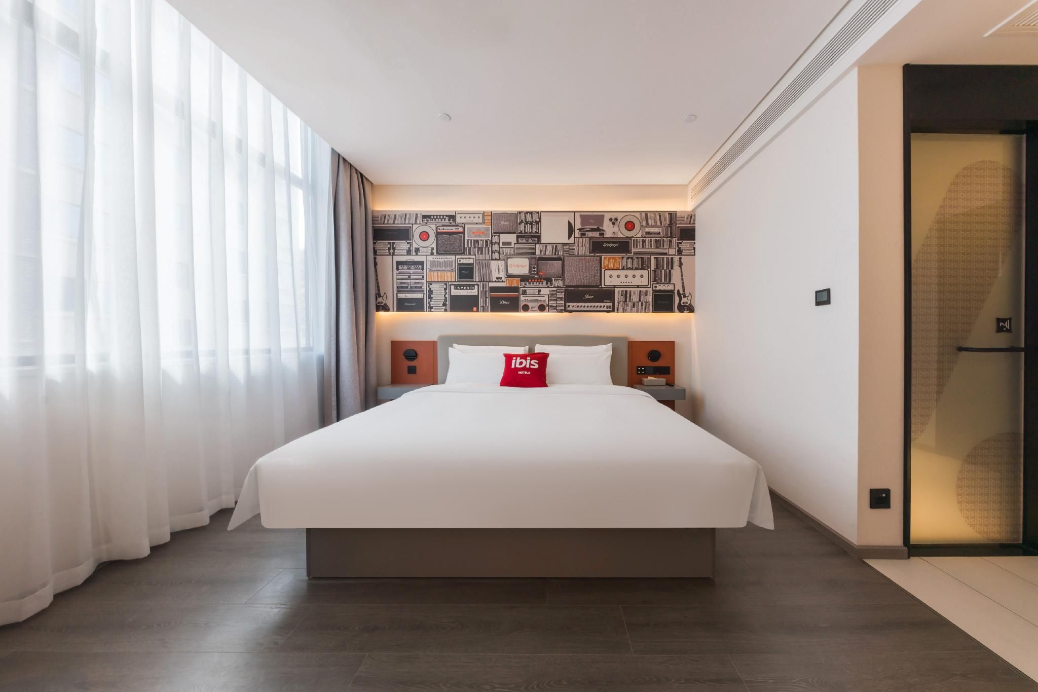 Business Queen Room