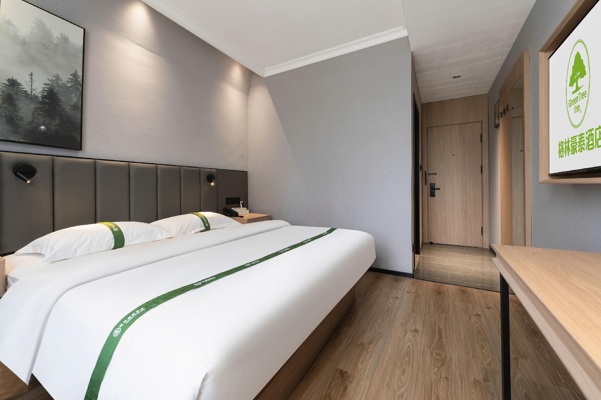 Hotel Queen Room