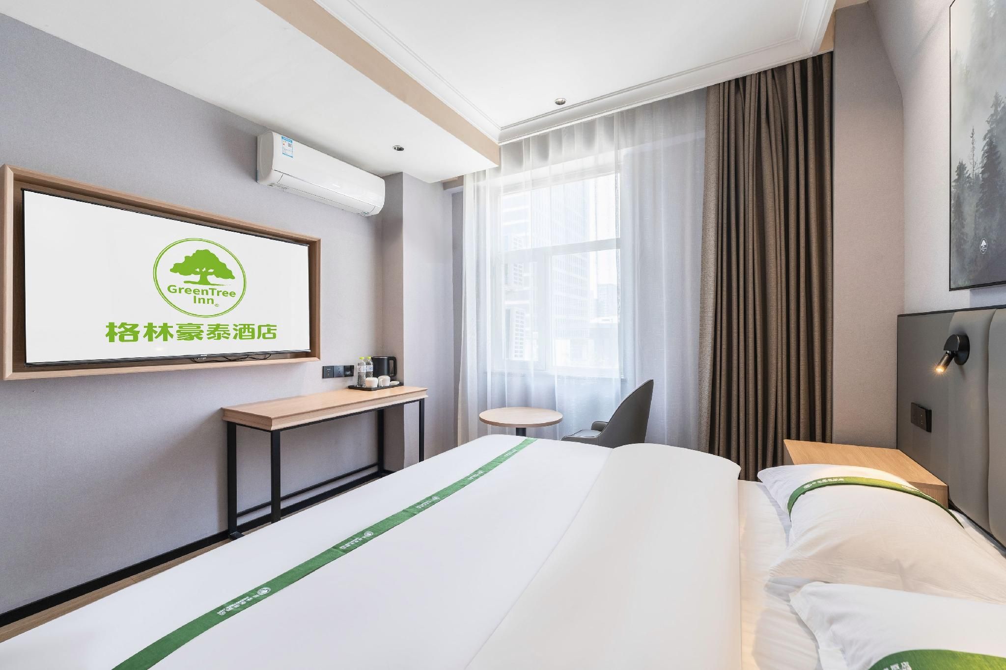 Hotel Queen Room
