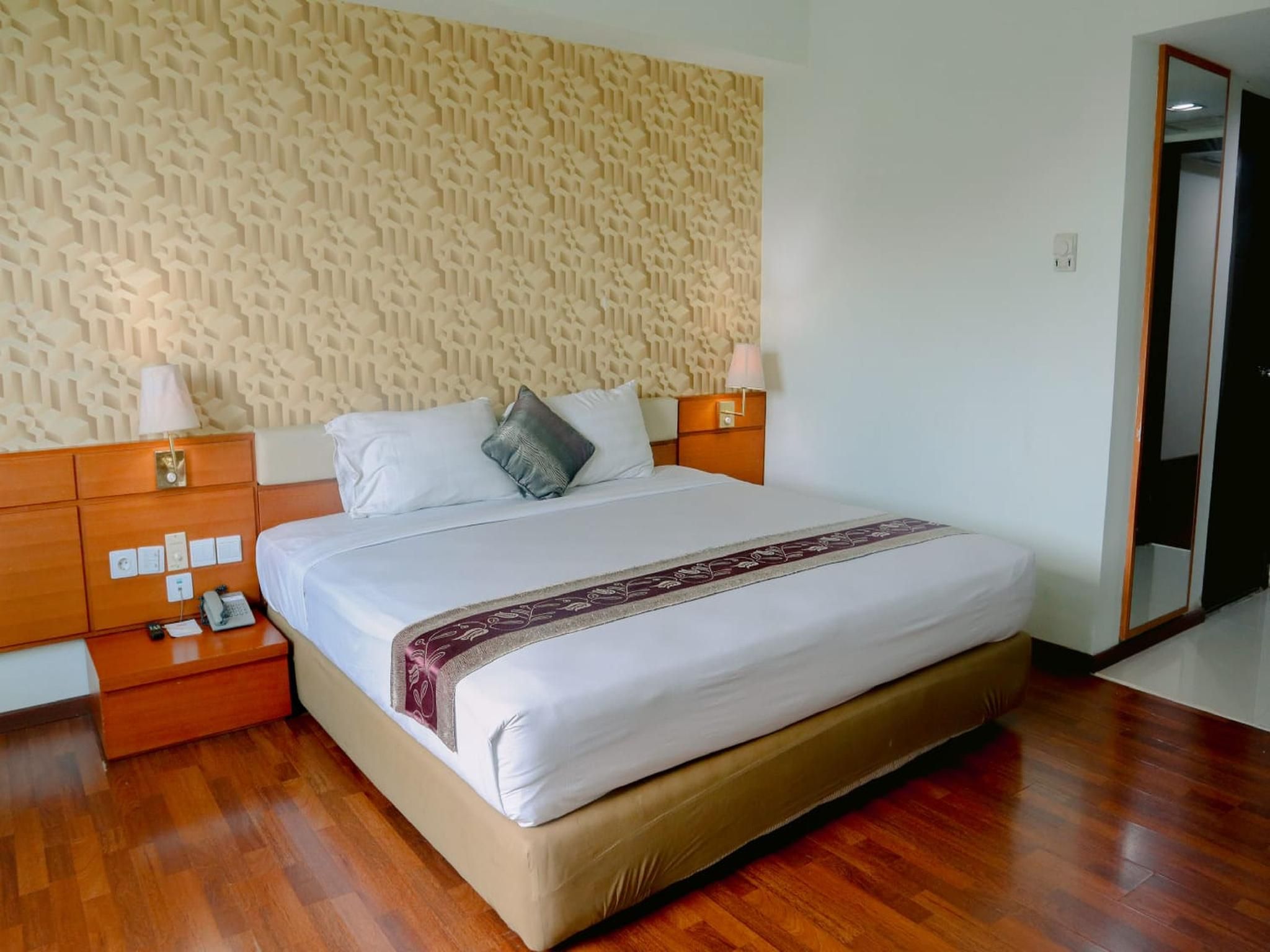 Shang Ratu Hotel Jambi Deluxe Room 3