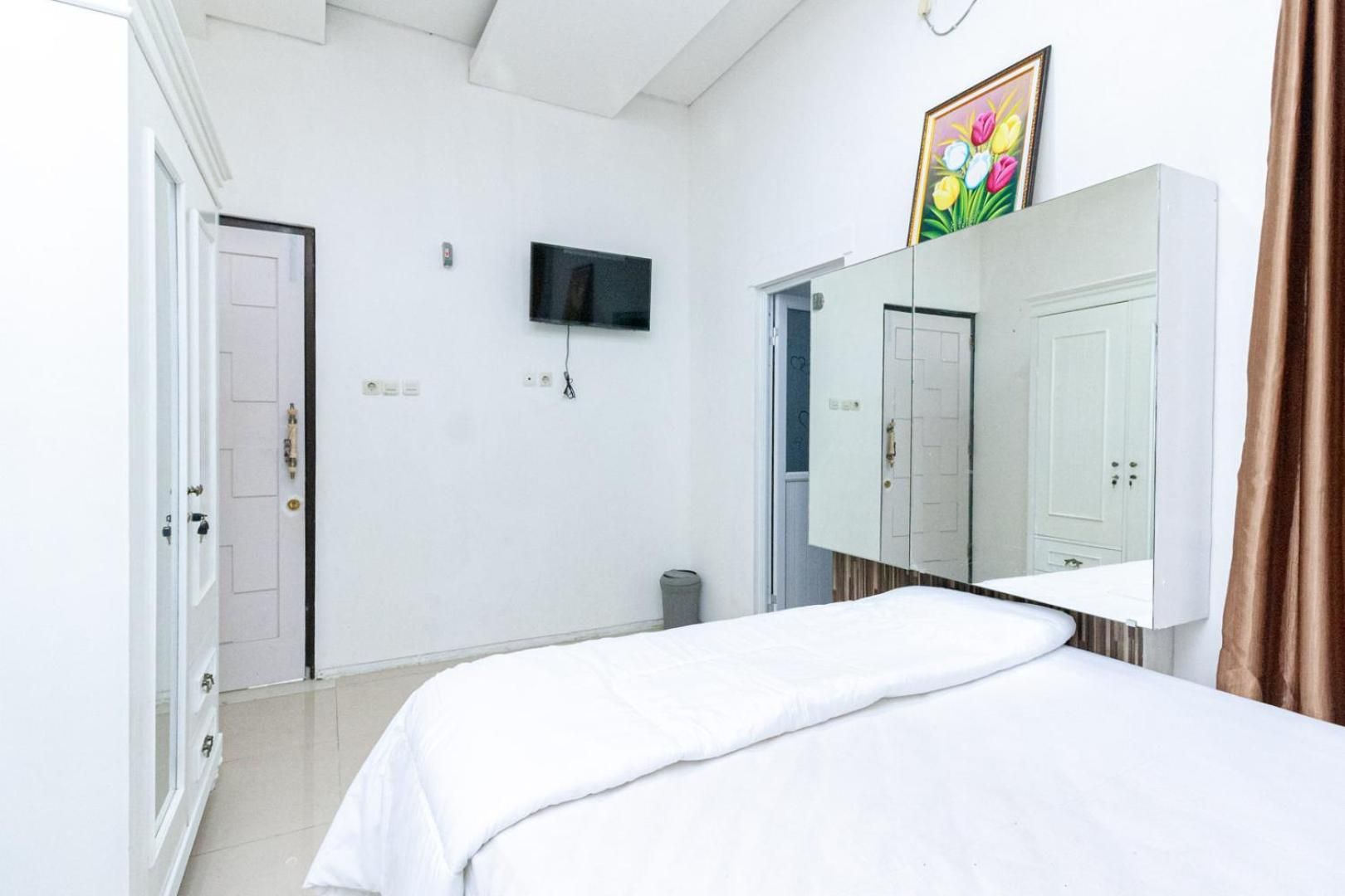 Urbanview Daniela Jambi by RedDoorz Budget Double Room 2