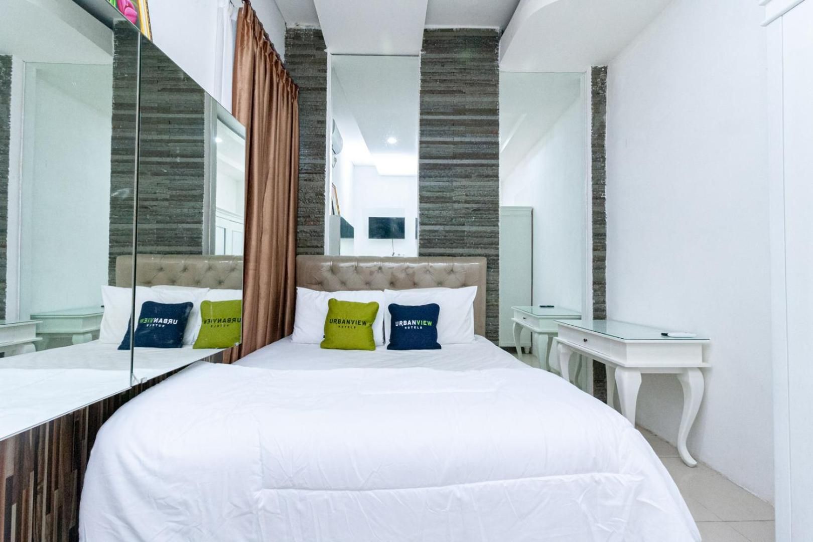 Urbanview Daniela Jambi by RedDoorz Superior Room 2