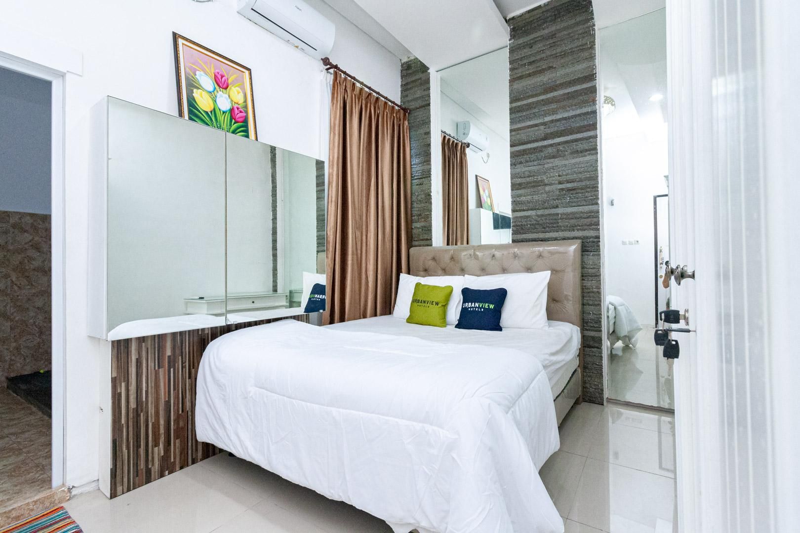 Urbanview Daniela Jambi by RedDoorz Superior Room