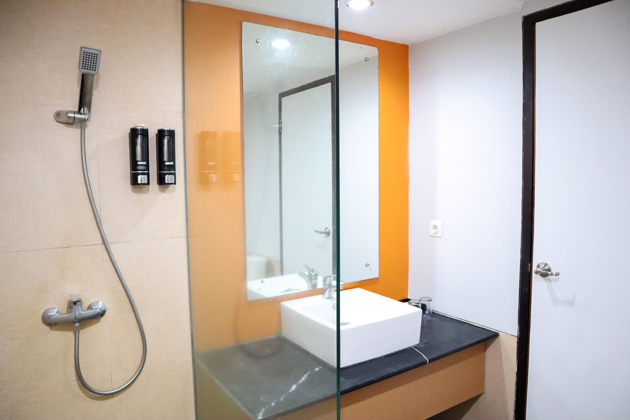 Ratu Duo Hotel Deluxe Room 3