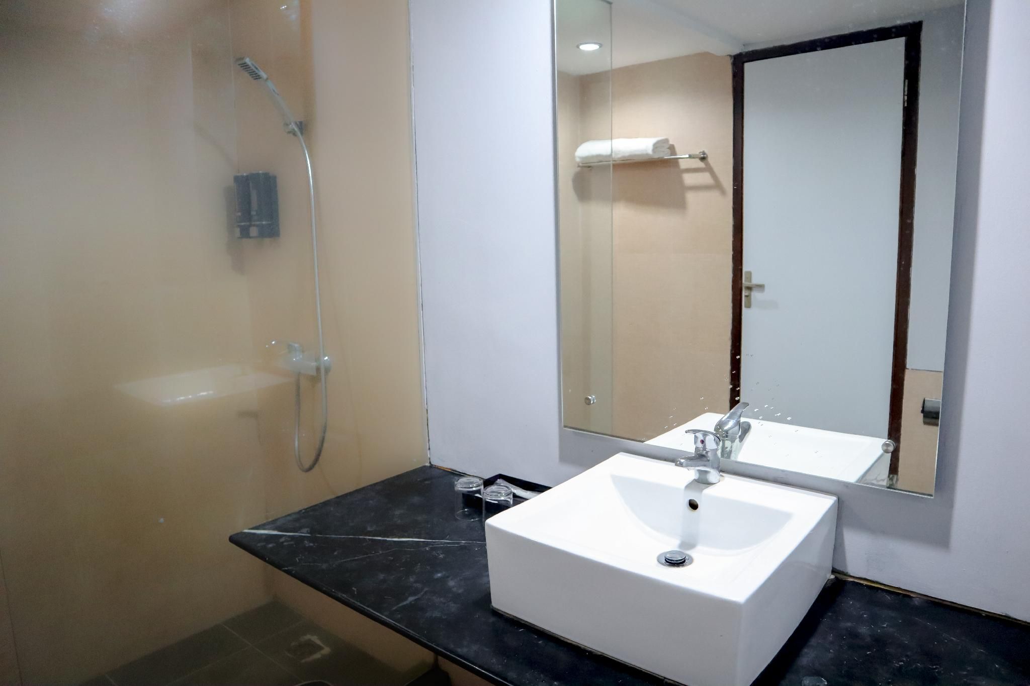 Ratu Duo Hotel Superior Double Room 3