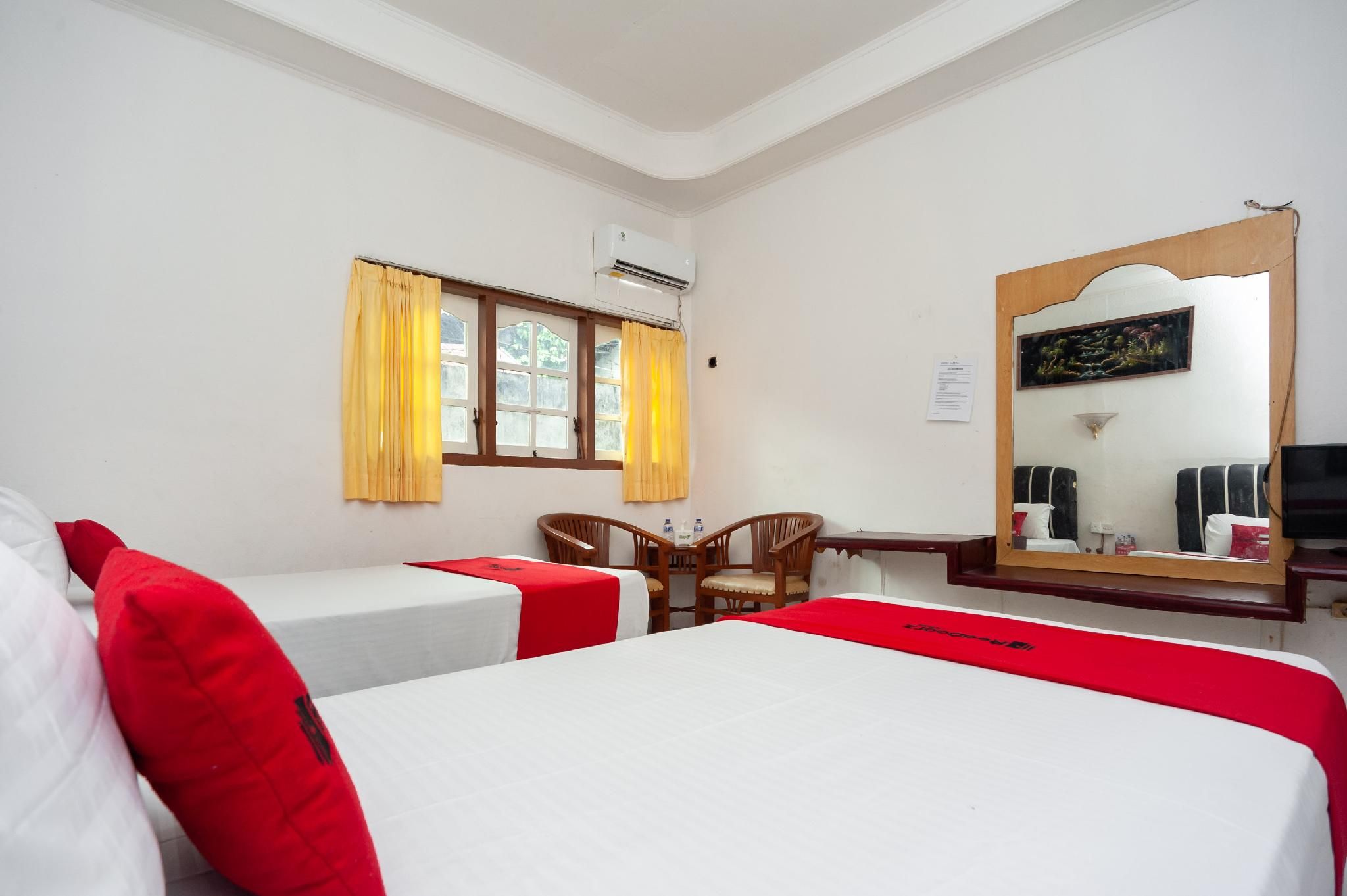 RedDoorz Twin Room