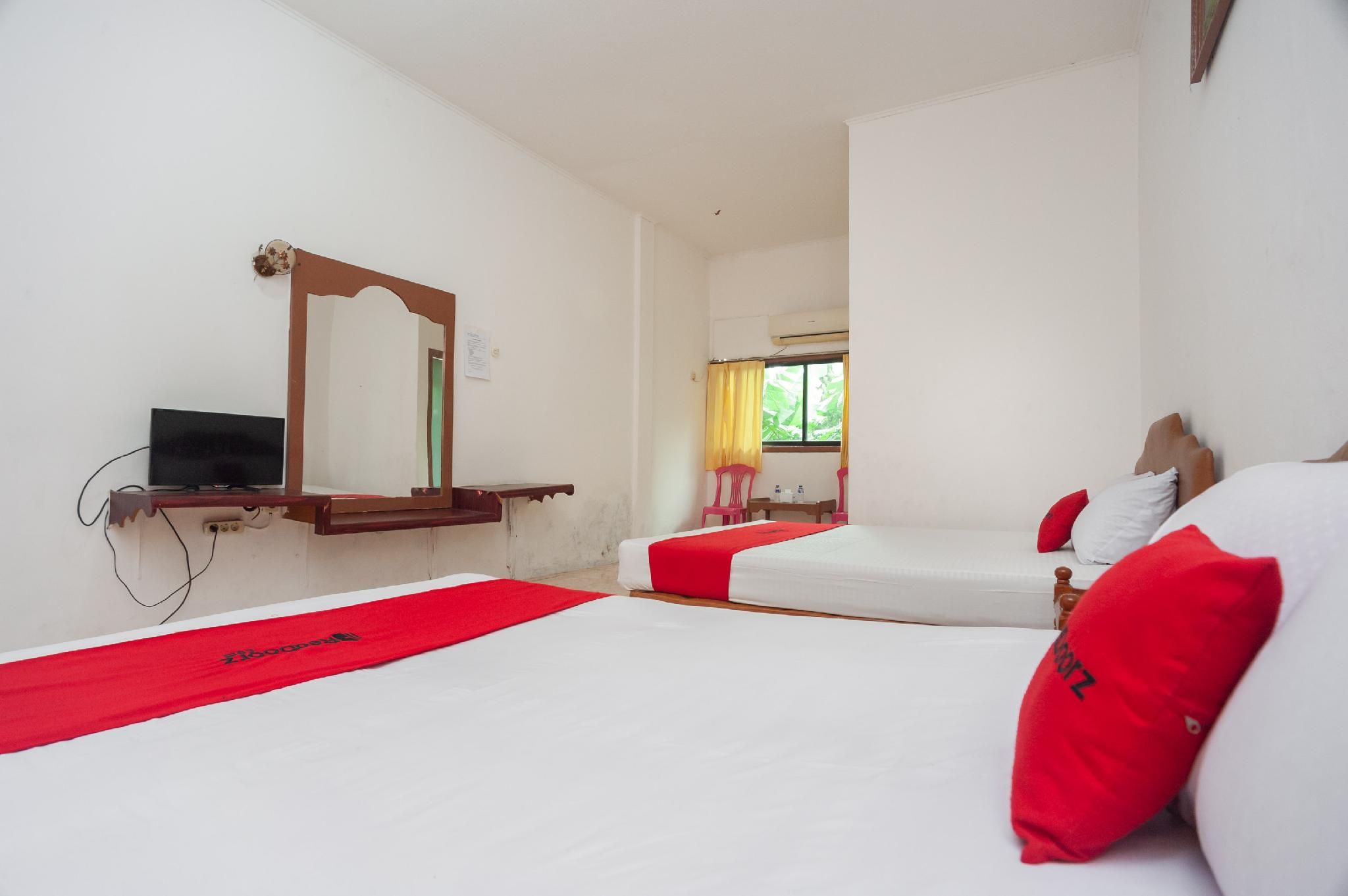 RedDoorz Family Room