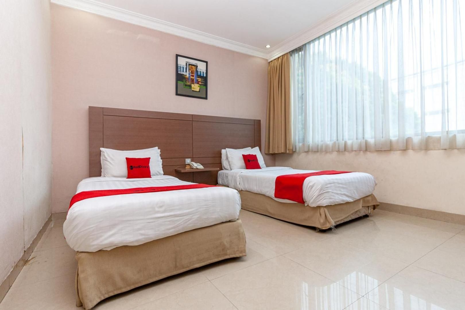 RedDoorz Premium @ Hotel Ratu Residence Deluxe Double Room with Two Double Beds 2