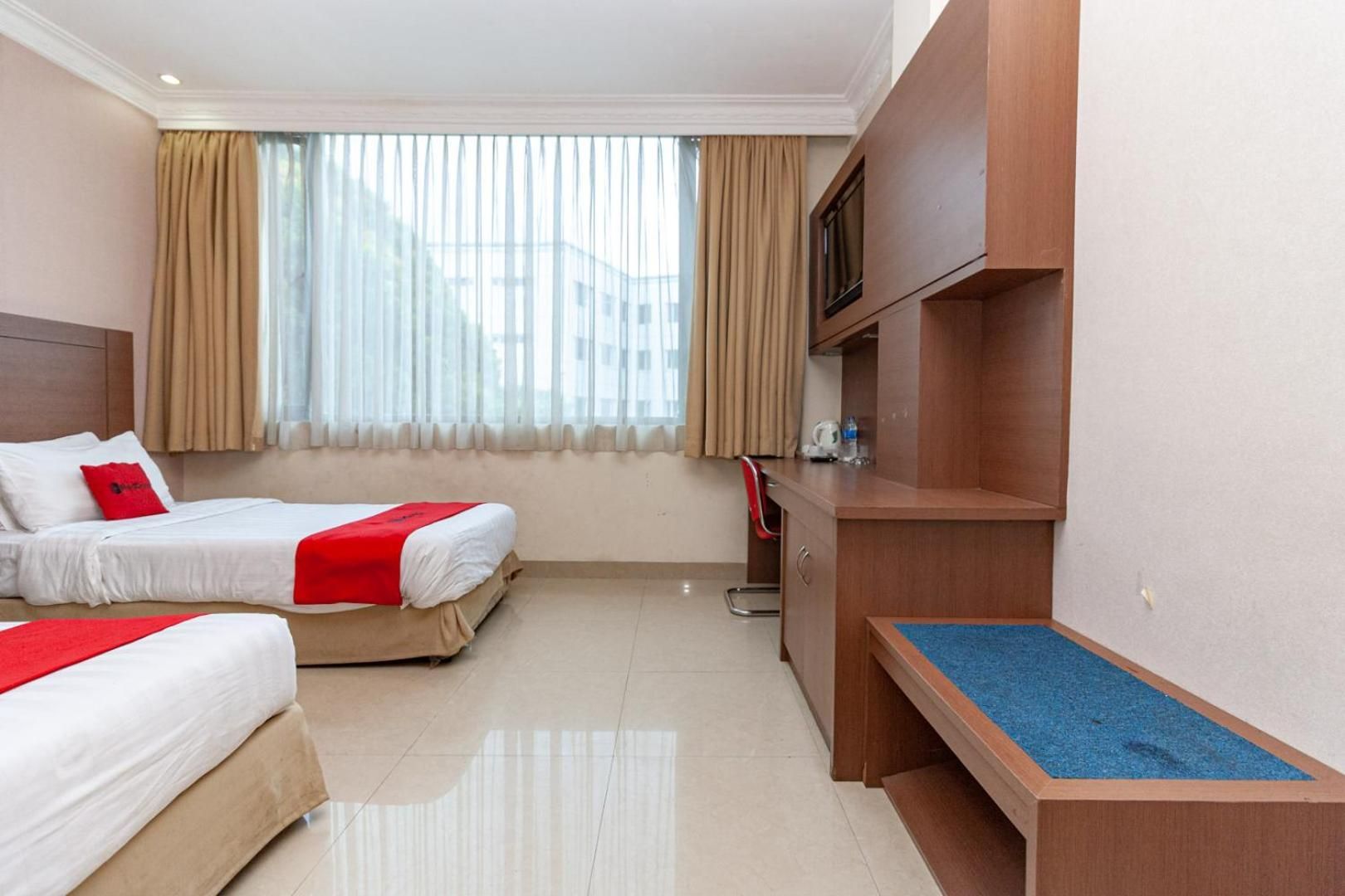RedDoorz Premium @ Hotel Ratu Residence Deluxe Double Room with Two Double Beds