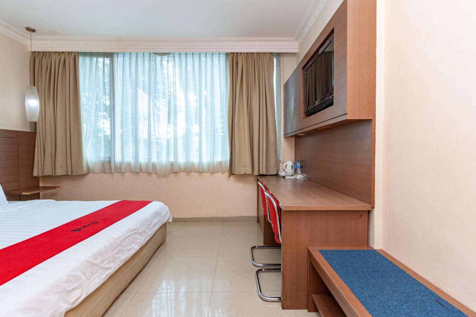 RedDoorz Premium @ Hotel Ratu Residence Superior Double Room