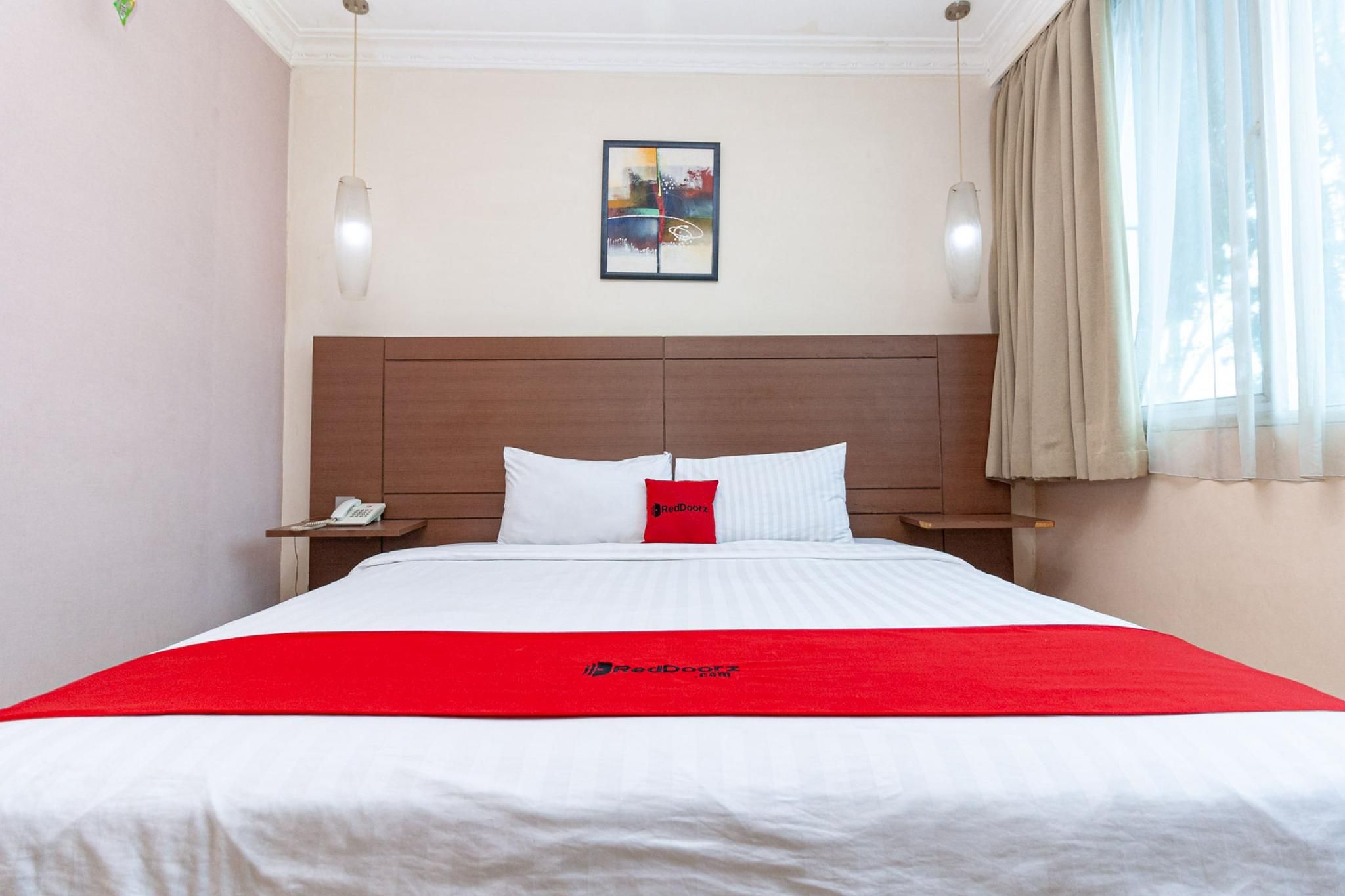 RedDoorz Premium @ Hotel Ratu Residence Deluxe Room