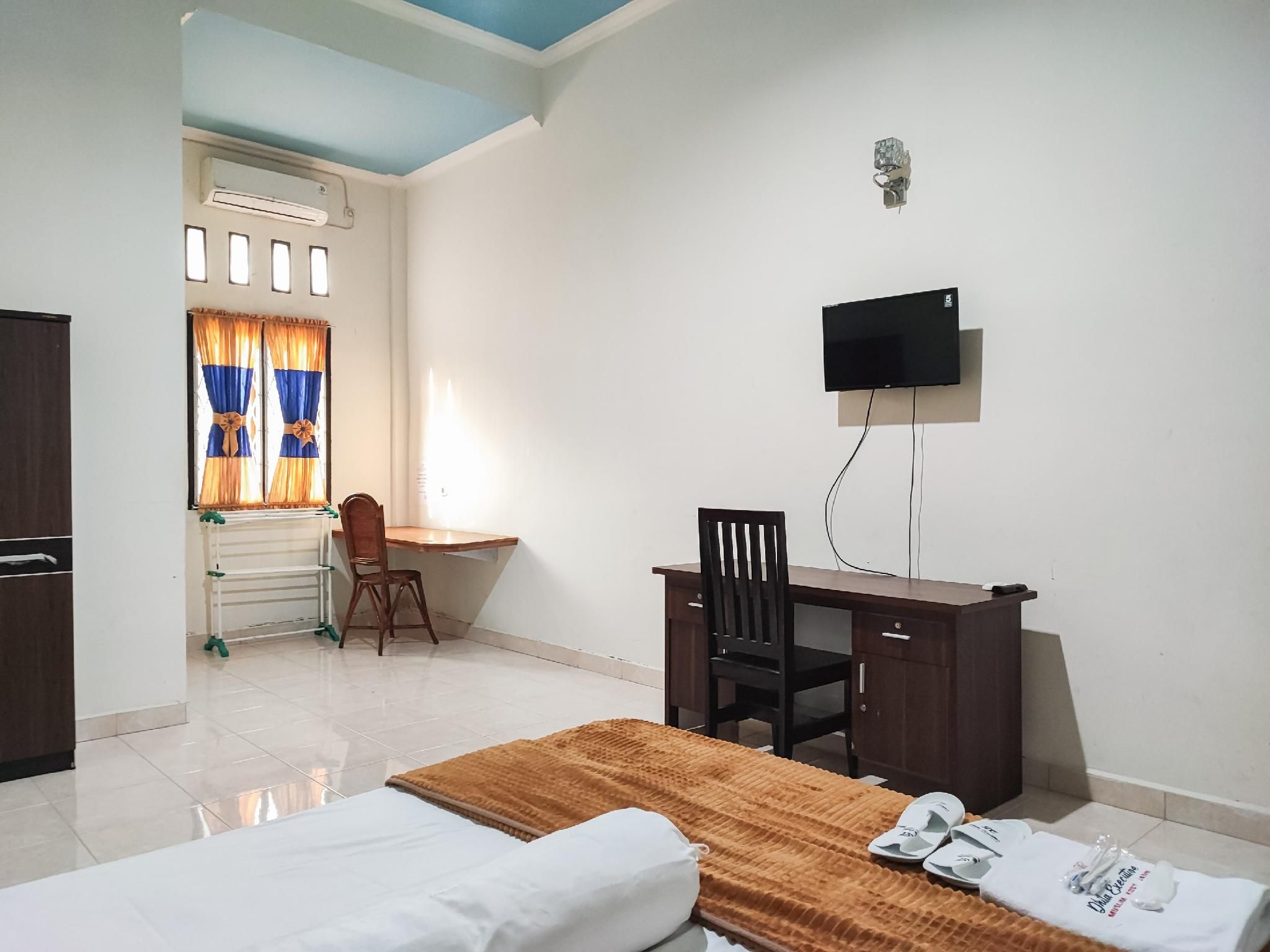 RedDoorz Plus Syariah near Simpang Rimbo Jambi Deluxe Room 3