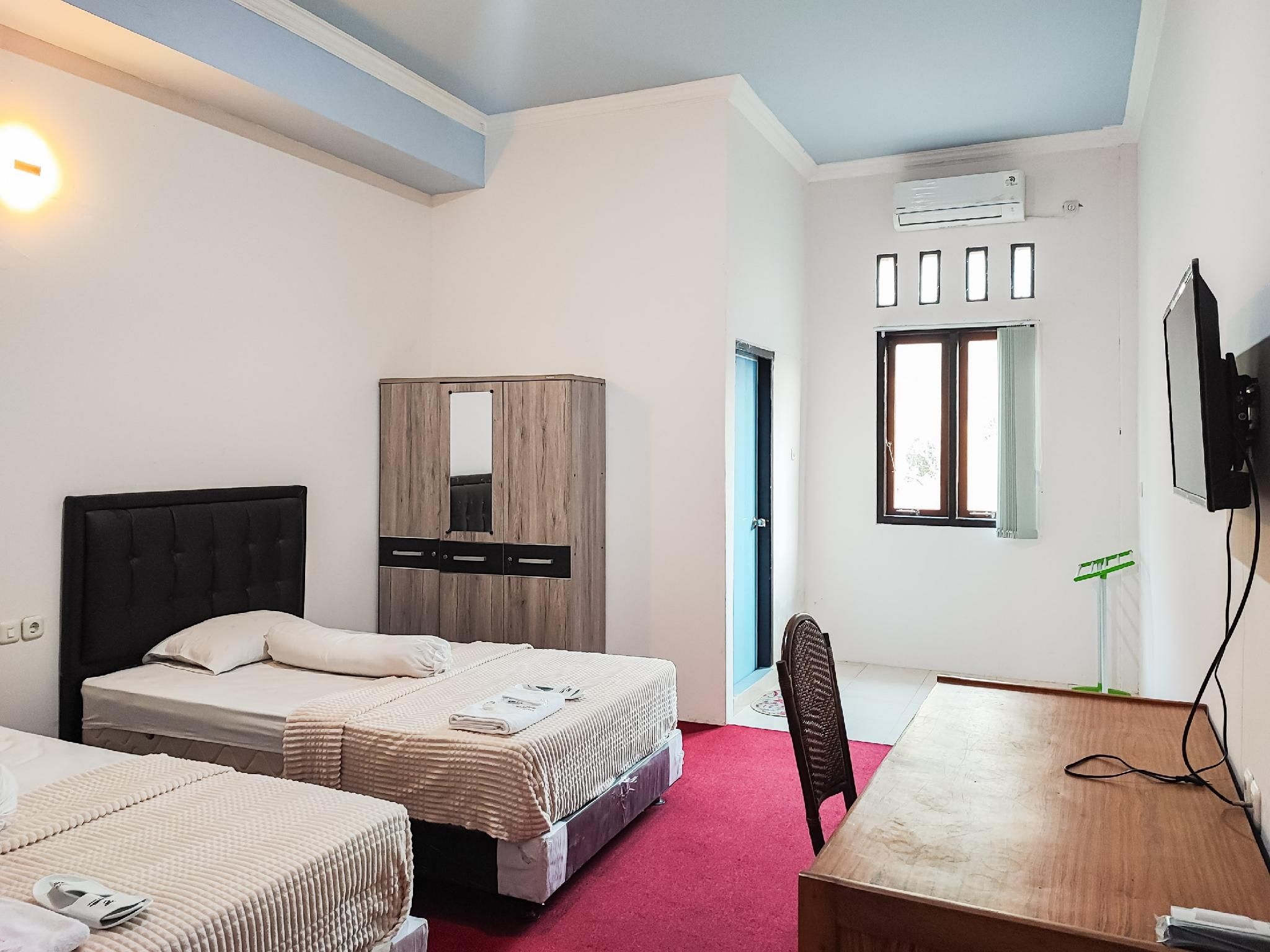 RedDoorz Plus Syariah near Simpang Rimbo Jambi Twin Room A