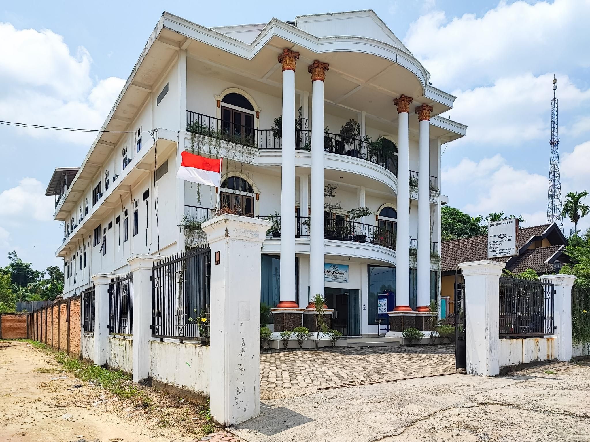 RedDoorz Plus Syariah near Simpang Rimbo Jambi