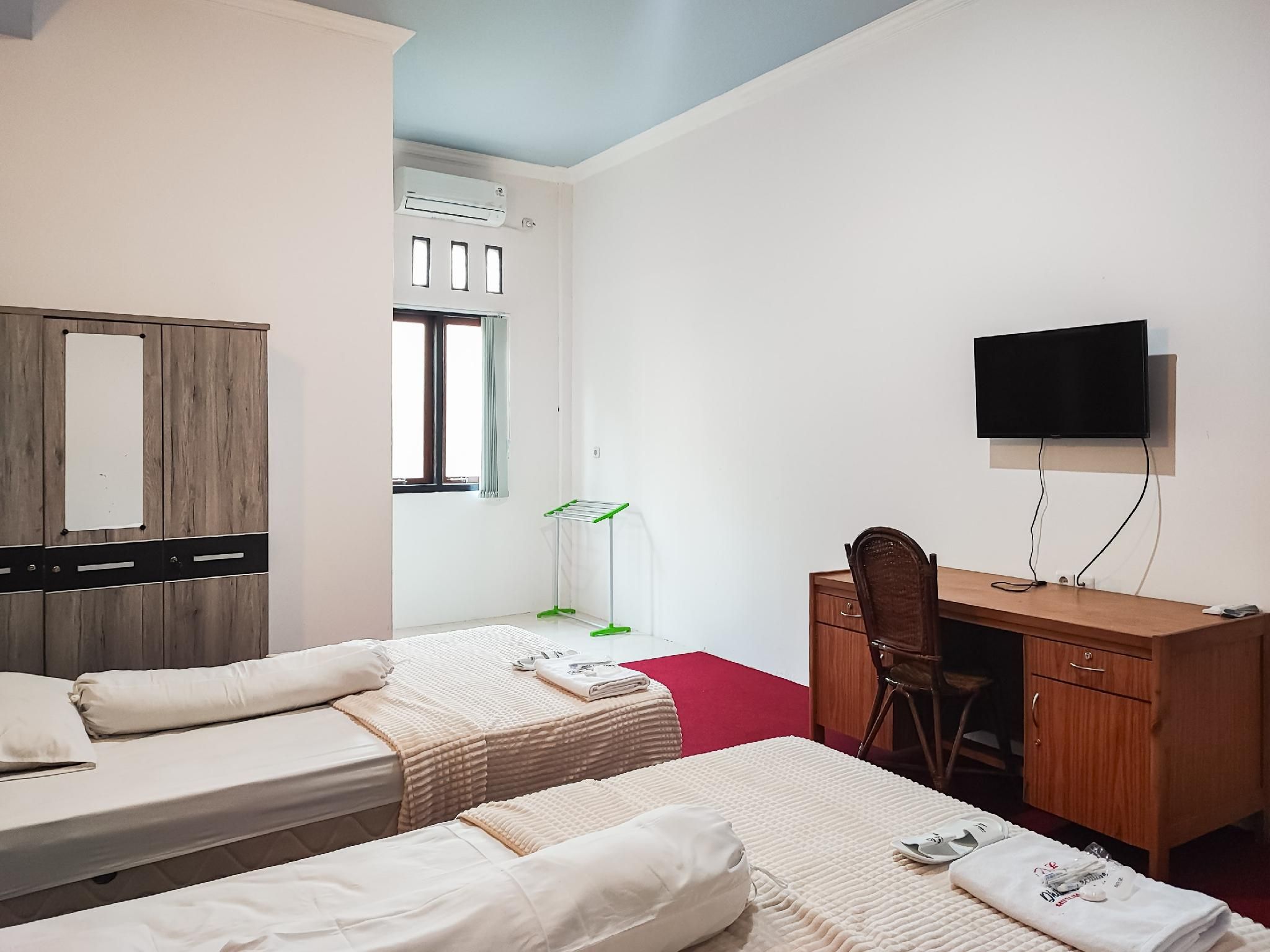 RedDoorz Plus Syariah near Simpang Rimbo Jambi Twin Room A 3