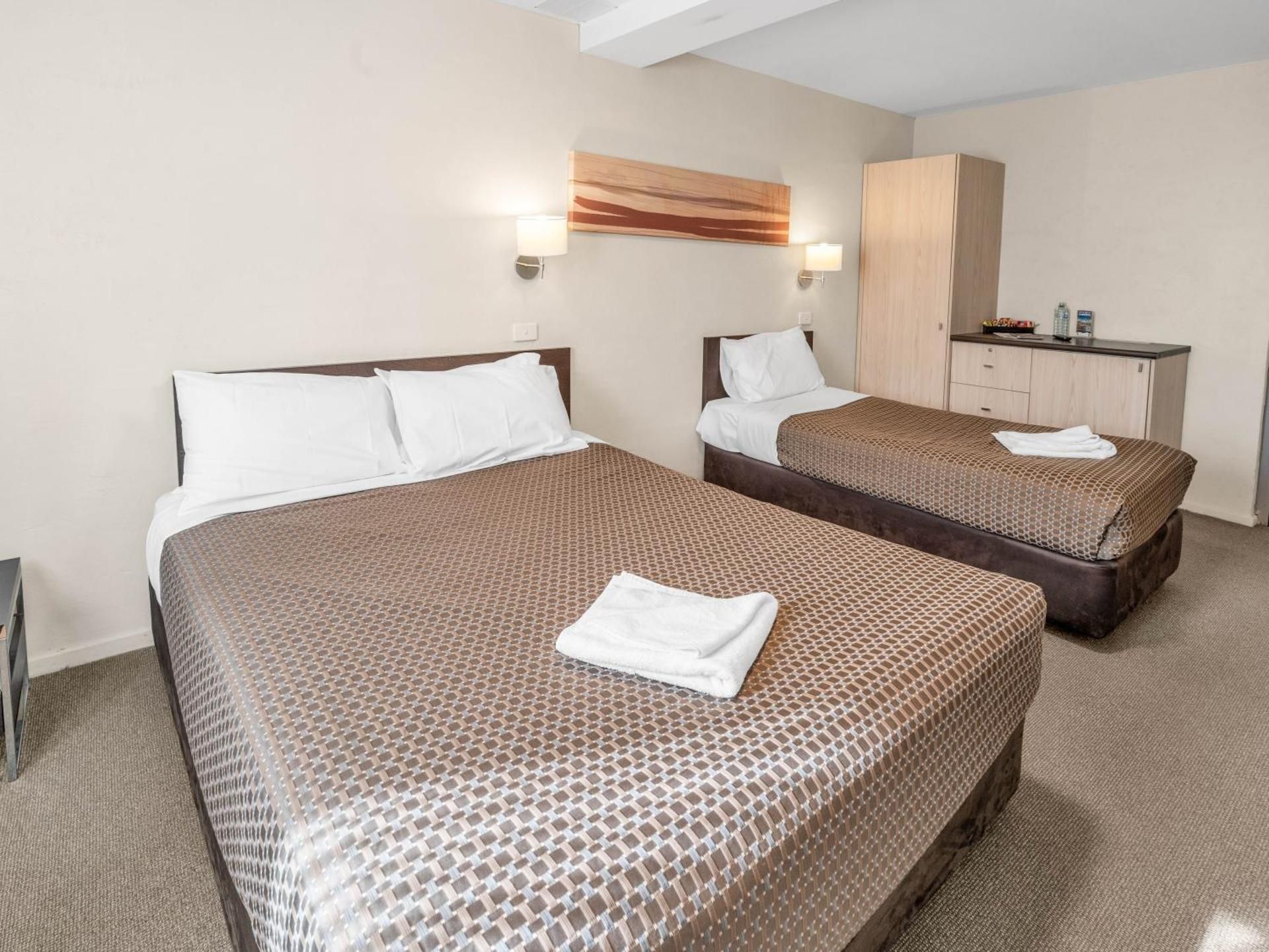 Superior Queen Room with Single Bed
