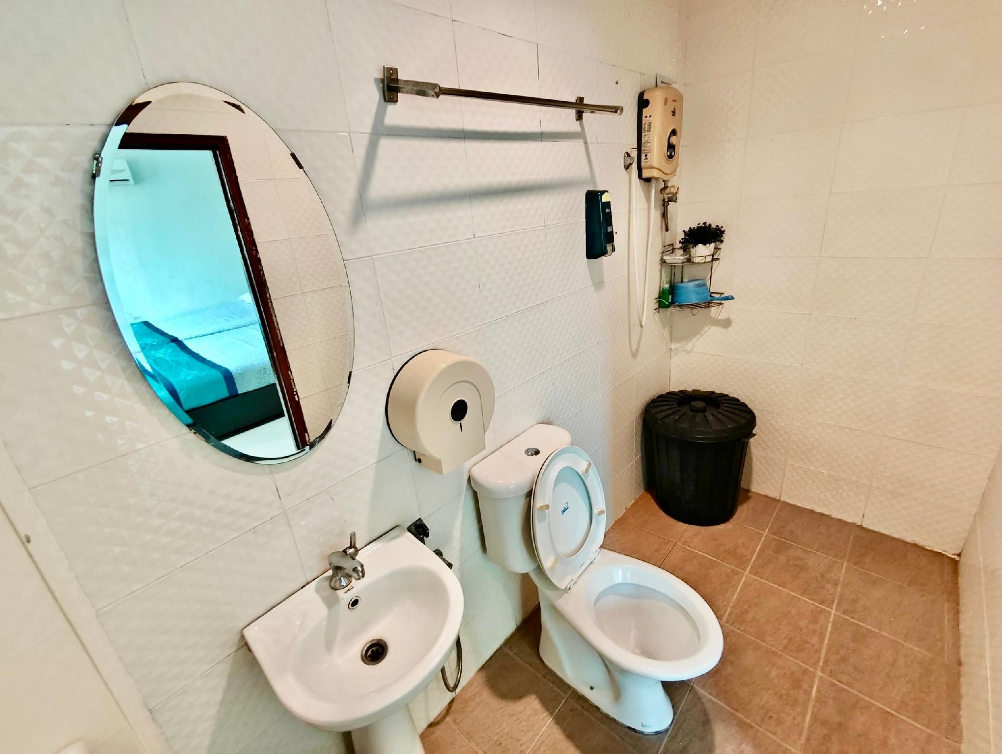 Cosy Inn Deluxe Triple (without window) 2