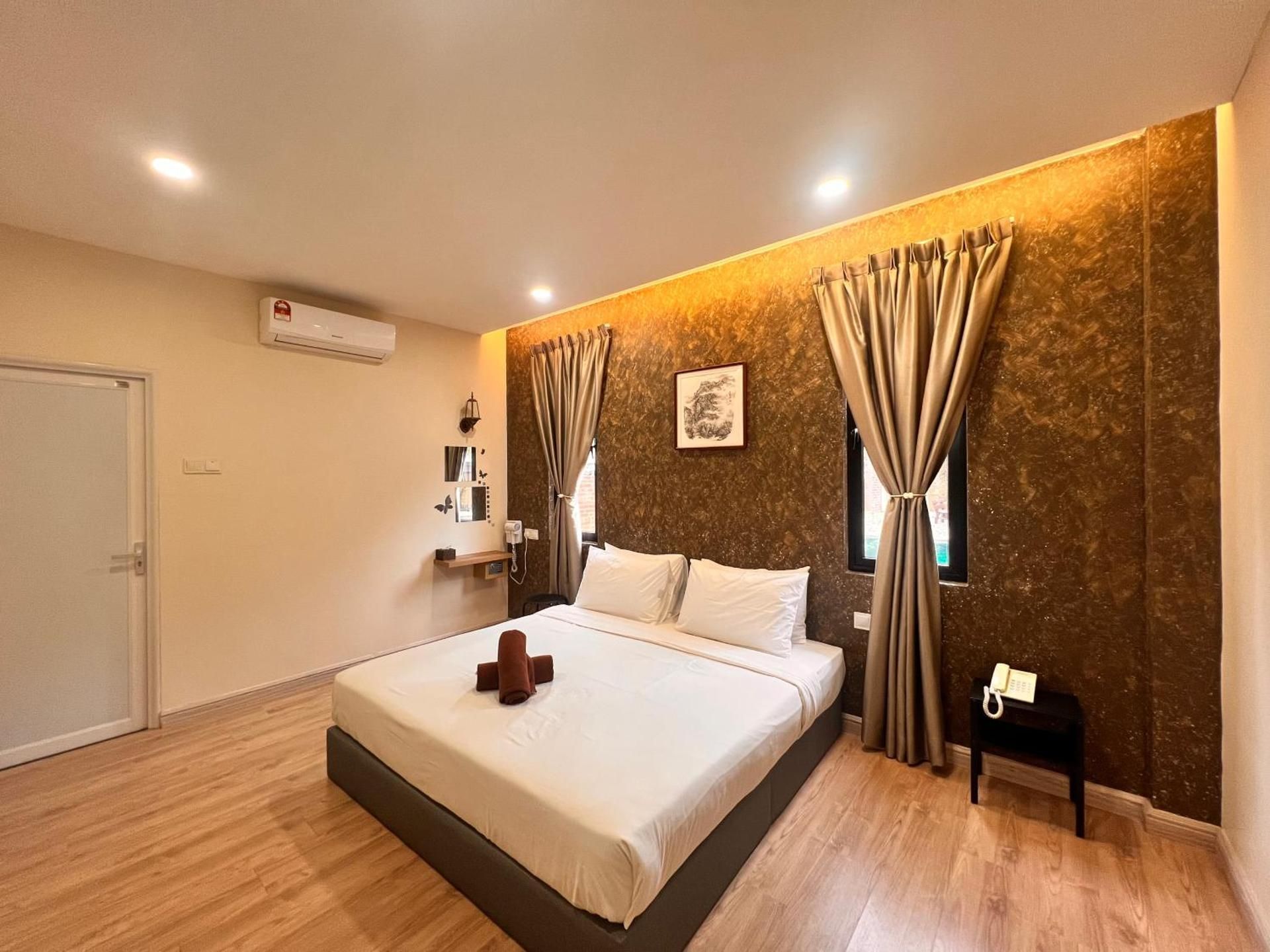 King Suite with Pool View