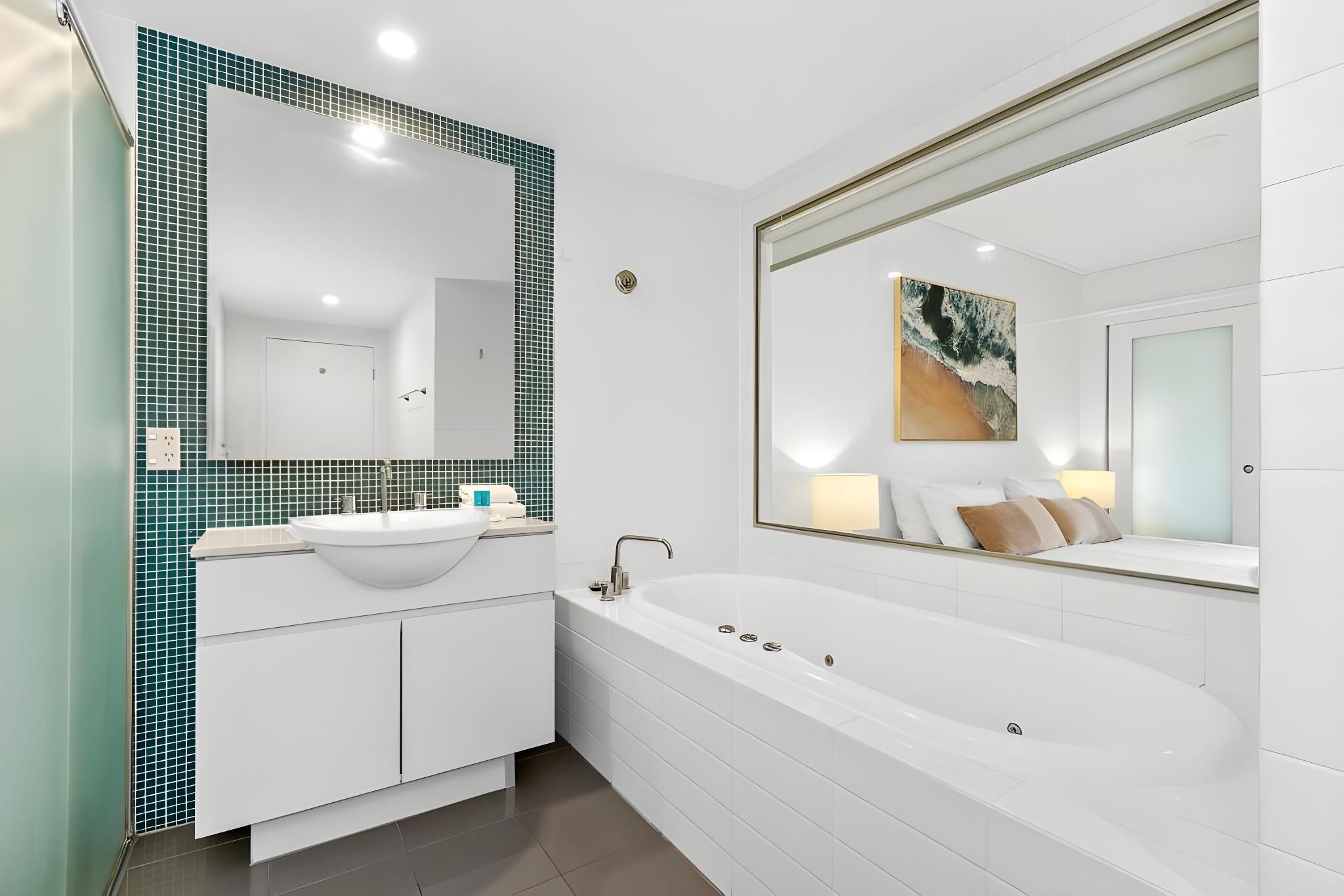One Bedroom Spa Suite with Pool View - E