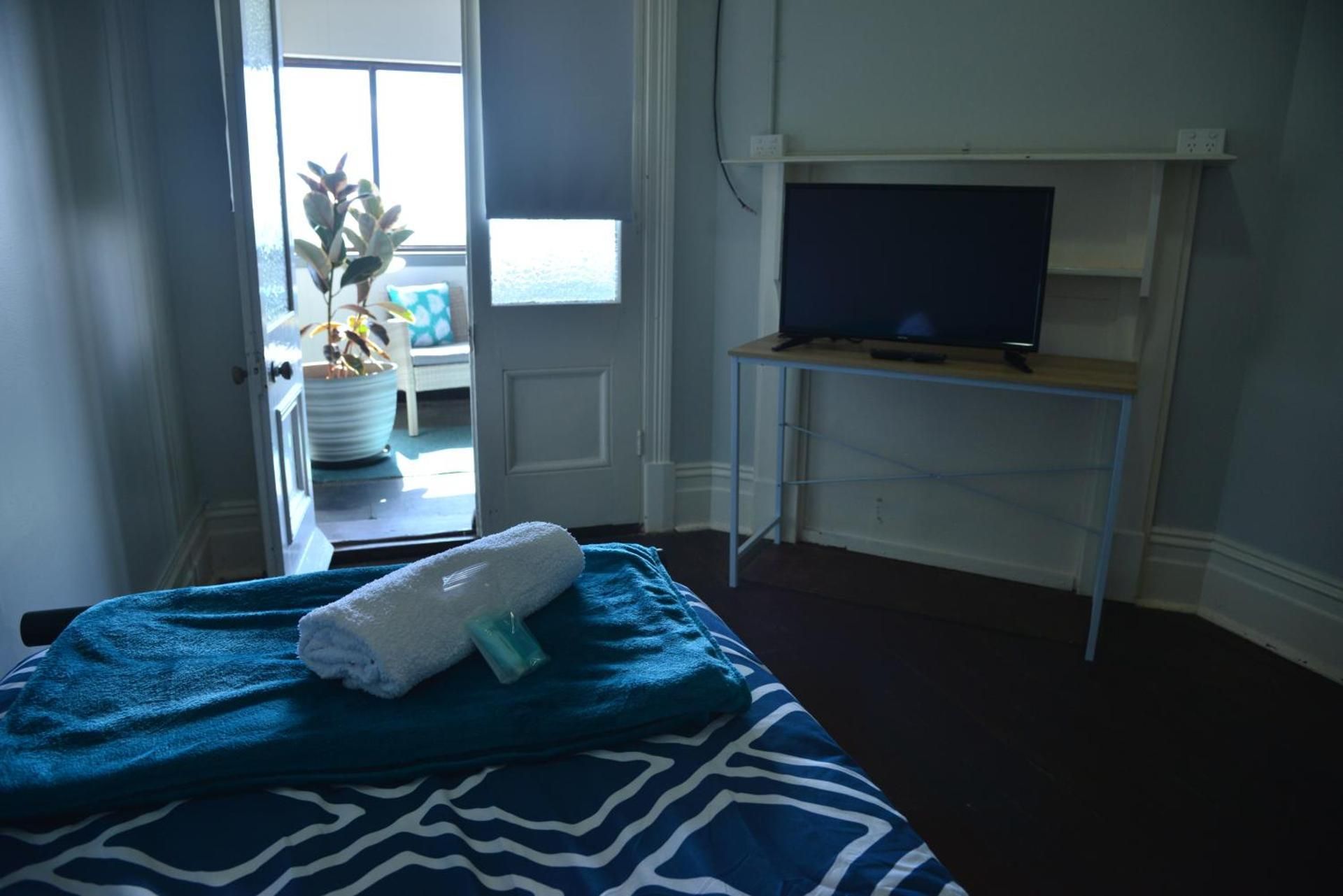 Geraldton Backpackers Deluxe Single Room with Shared Bathroom and Balcony 2