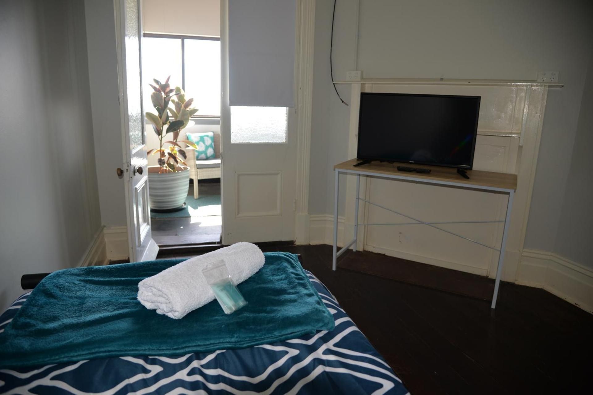 Geraldton Backpackers Deluxe Single Room with Shared Bathroom and Balcony