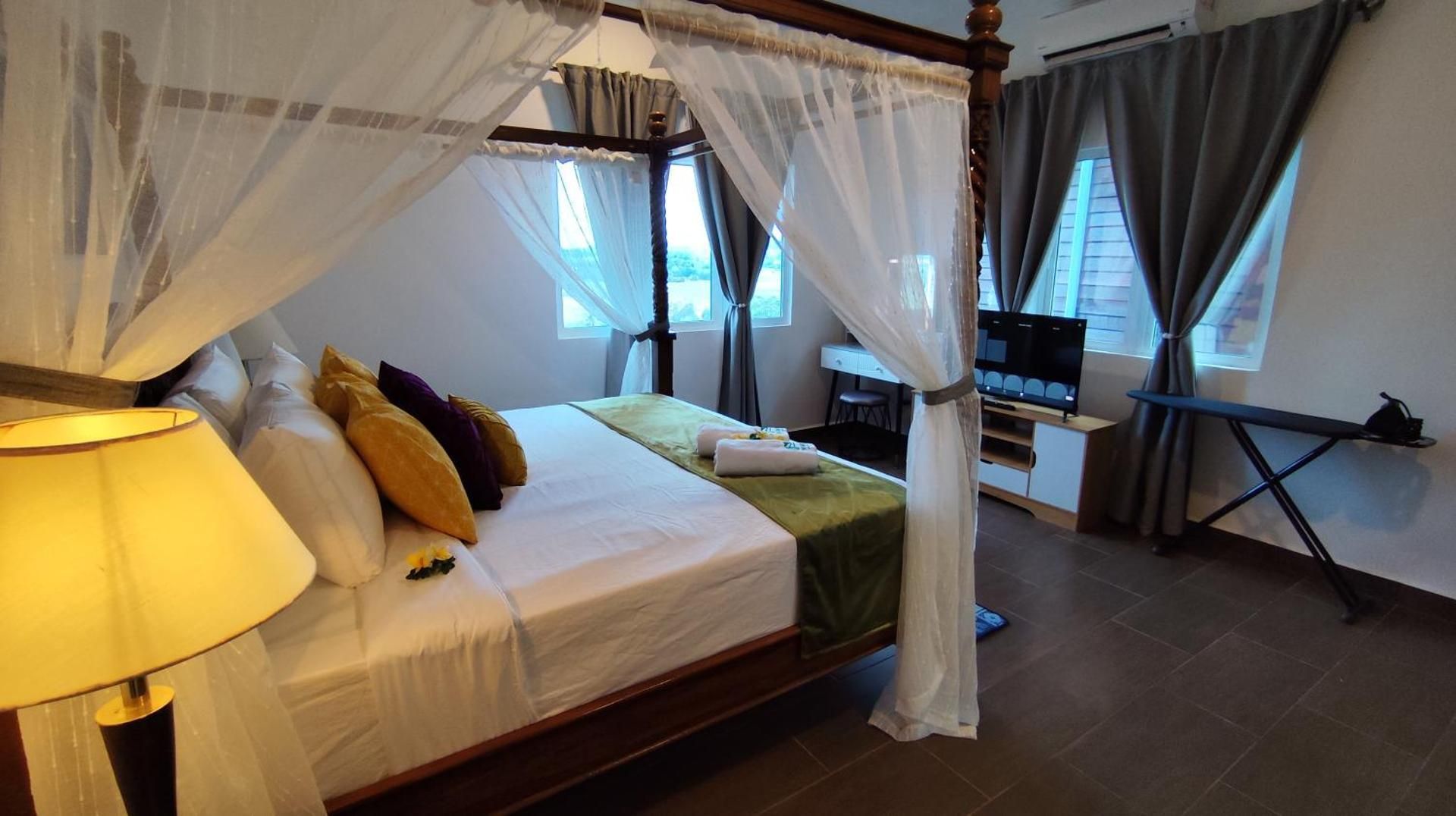 King Studio with Sofa Bed