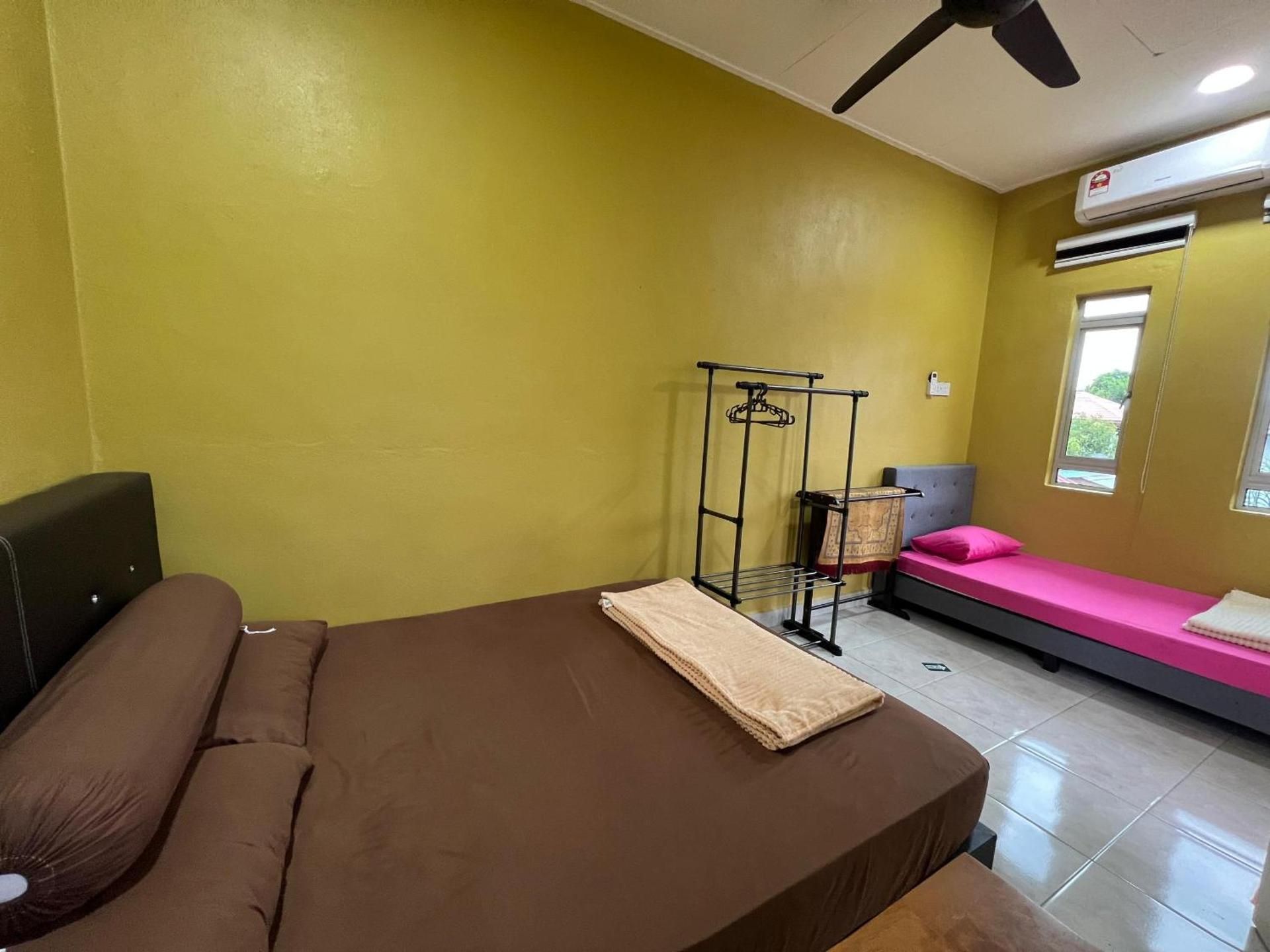 Basic Triple Room with Shared Bathroom