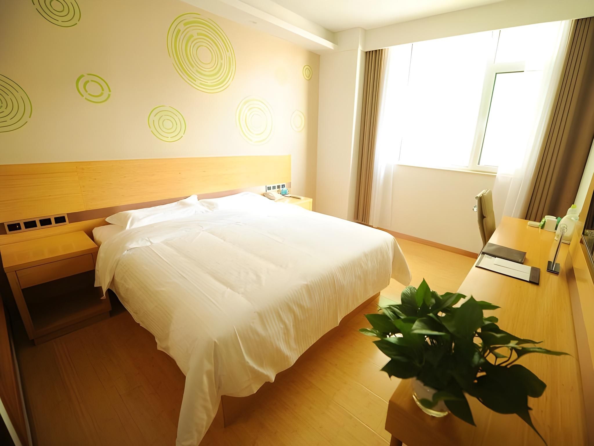 Hotel Queen Room