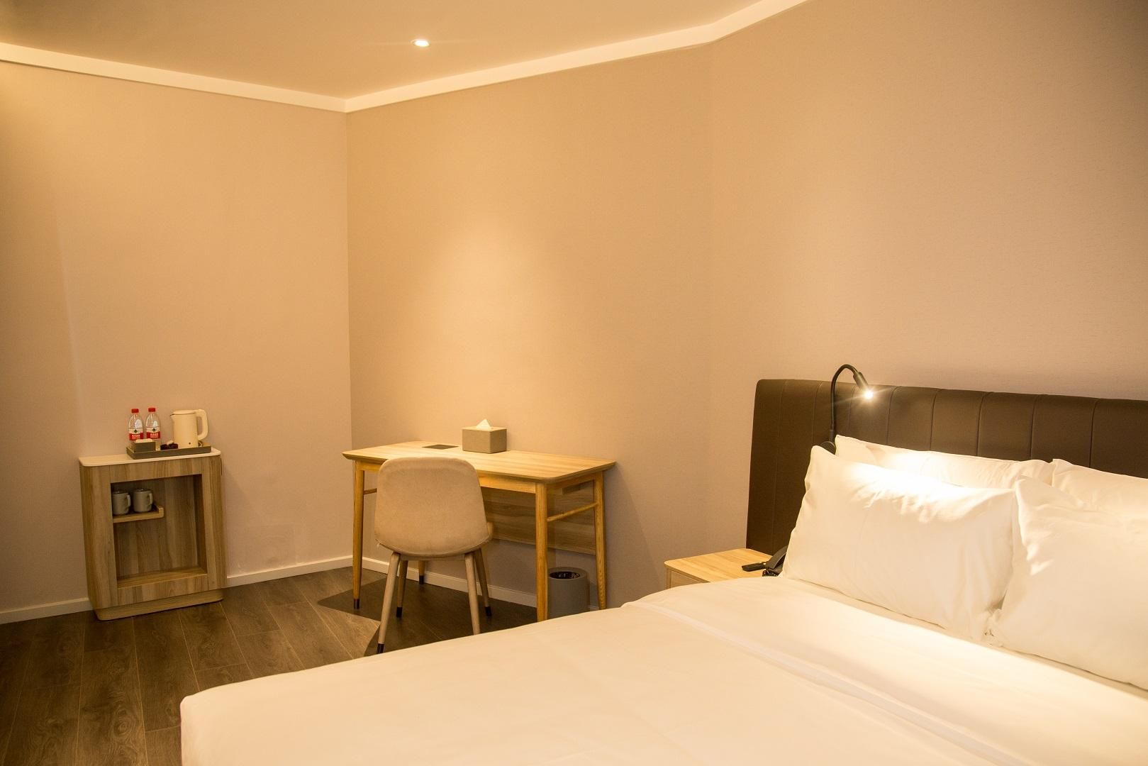 Huazhu - Room With Bed