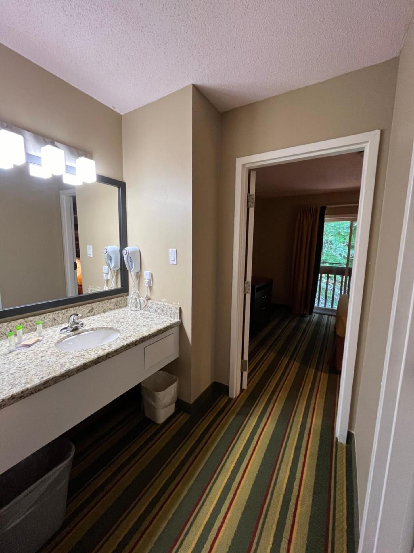 Jolly Roger Inn & Resort Queen Suite 2