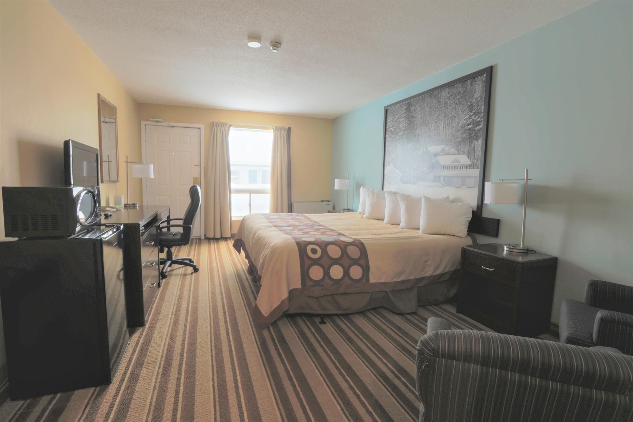 Jolly Roger Inn & Resort Deluxe King 3