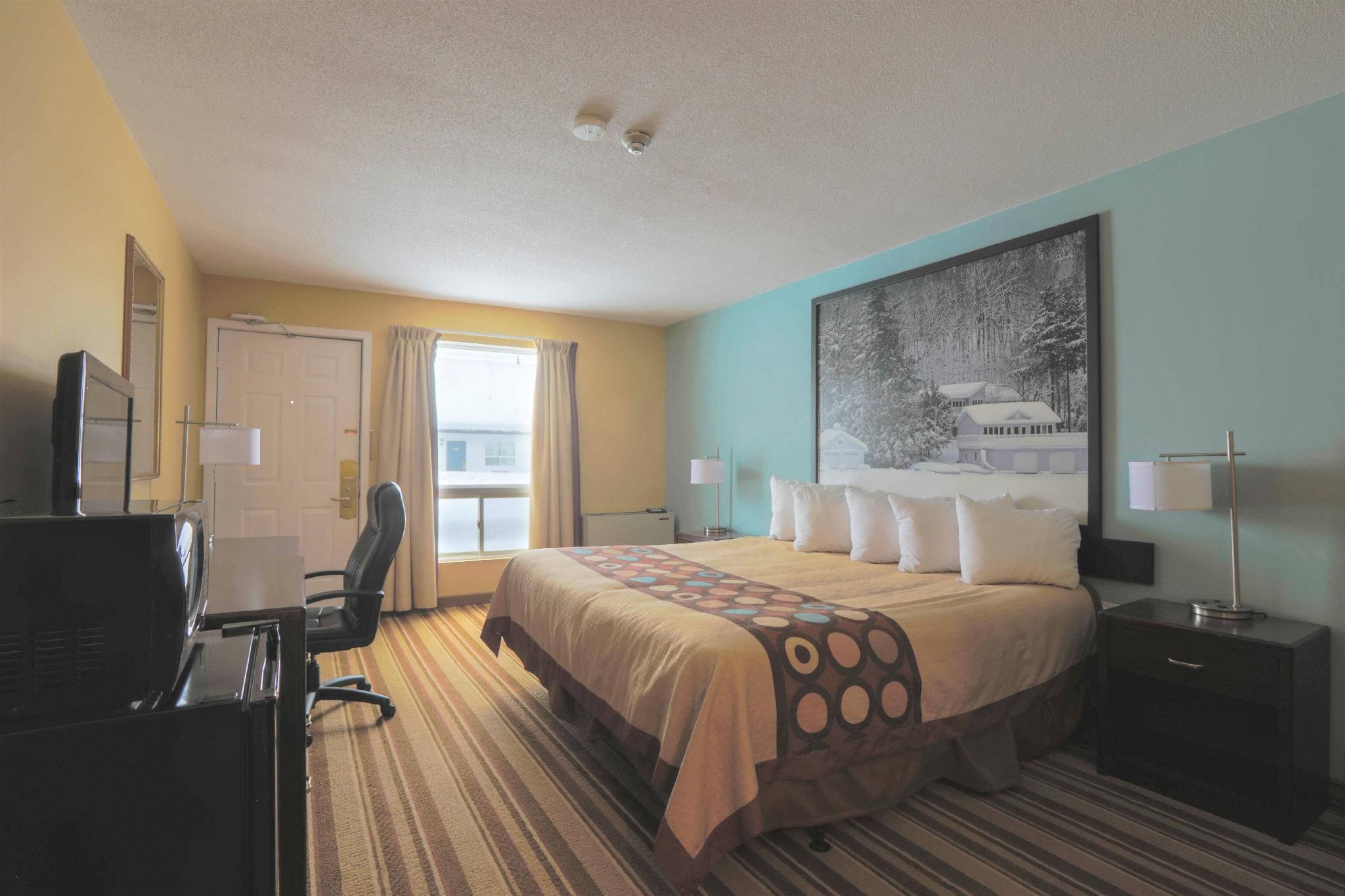 Jolly Roger Inn & Resort Deluxe King