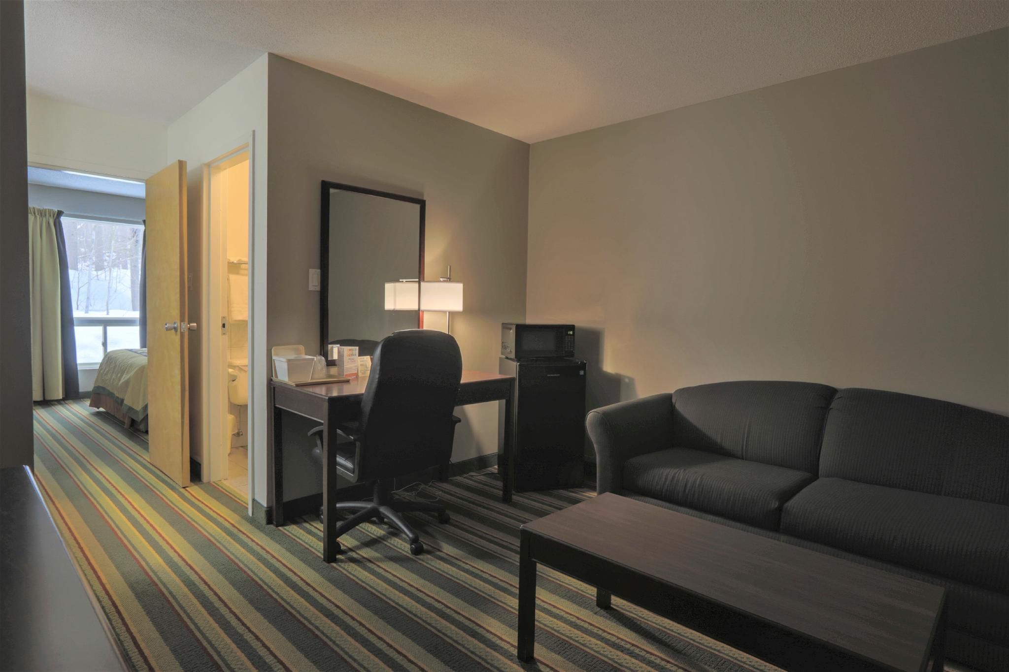 Jolly Roger Inn & Resort Queen Suite 3